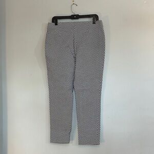 EUC Chico's So Slimming Ankle Pants in White and Navy blue size medium